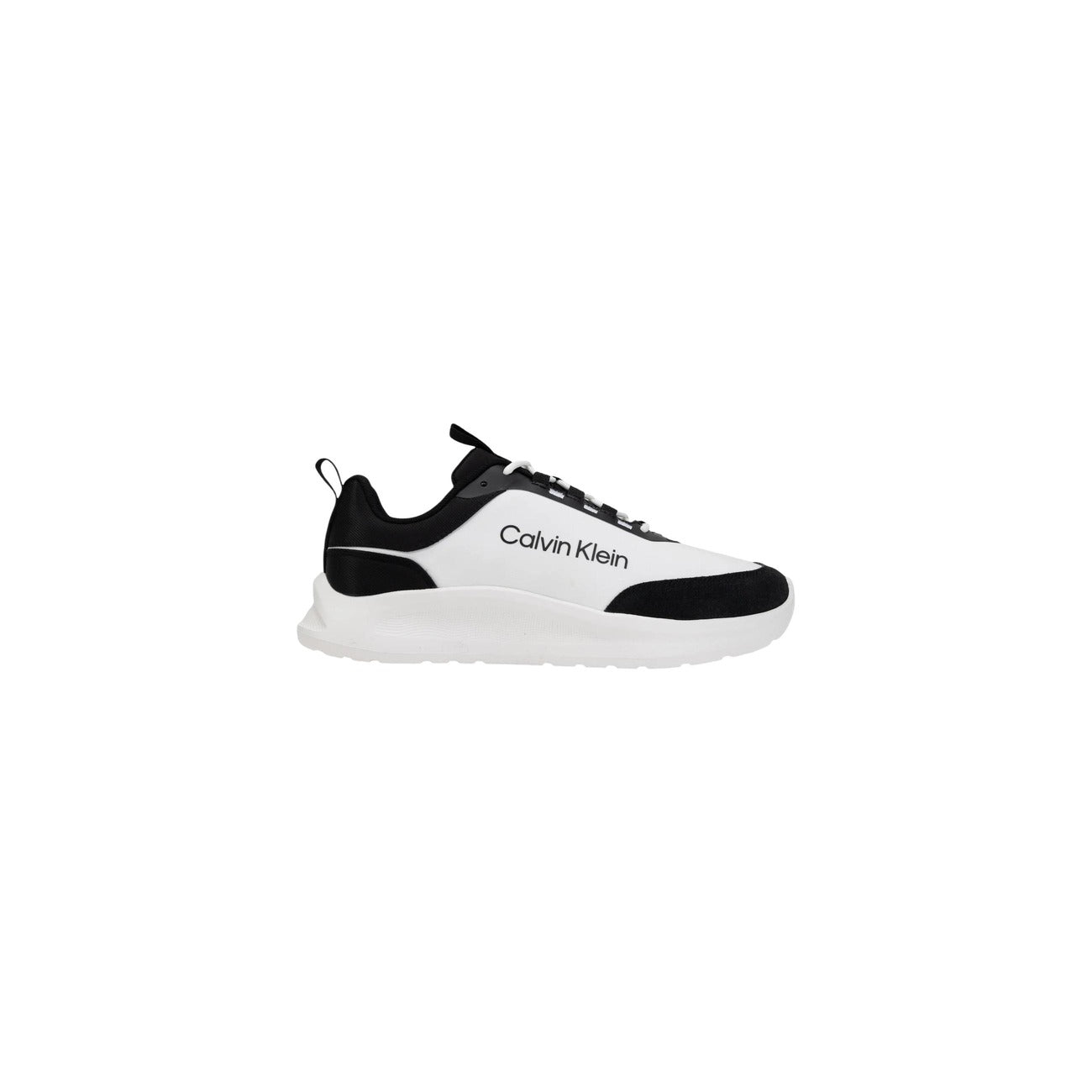 Sneakers Nere Calvin Klein; 100% Poliestere Riciclato. Maxi logo laterale, suola 3 cm, dettagli a contrasto. Leggere, traspiranti e sostenibili. Il tocco iconico per il tuo stile quotidiano. Vista laterale 