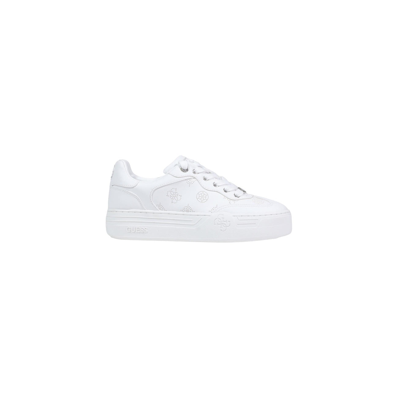Sneakers Guess SWOLE3; 100% Poliuretano. Logo ricamato, dettagli traforati, suola piatta. Sneakers donna eleganti, leggere e facili da abbinare per la PE26. Colore bianco vista laterale 