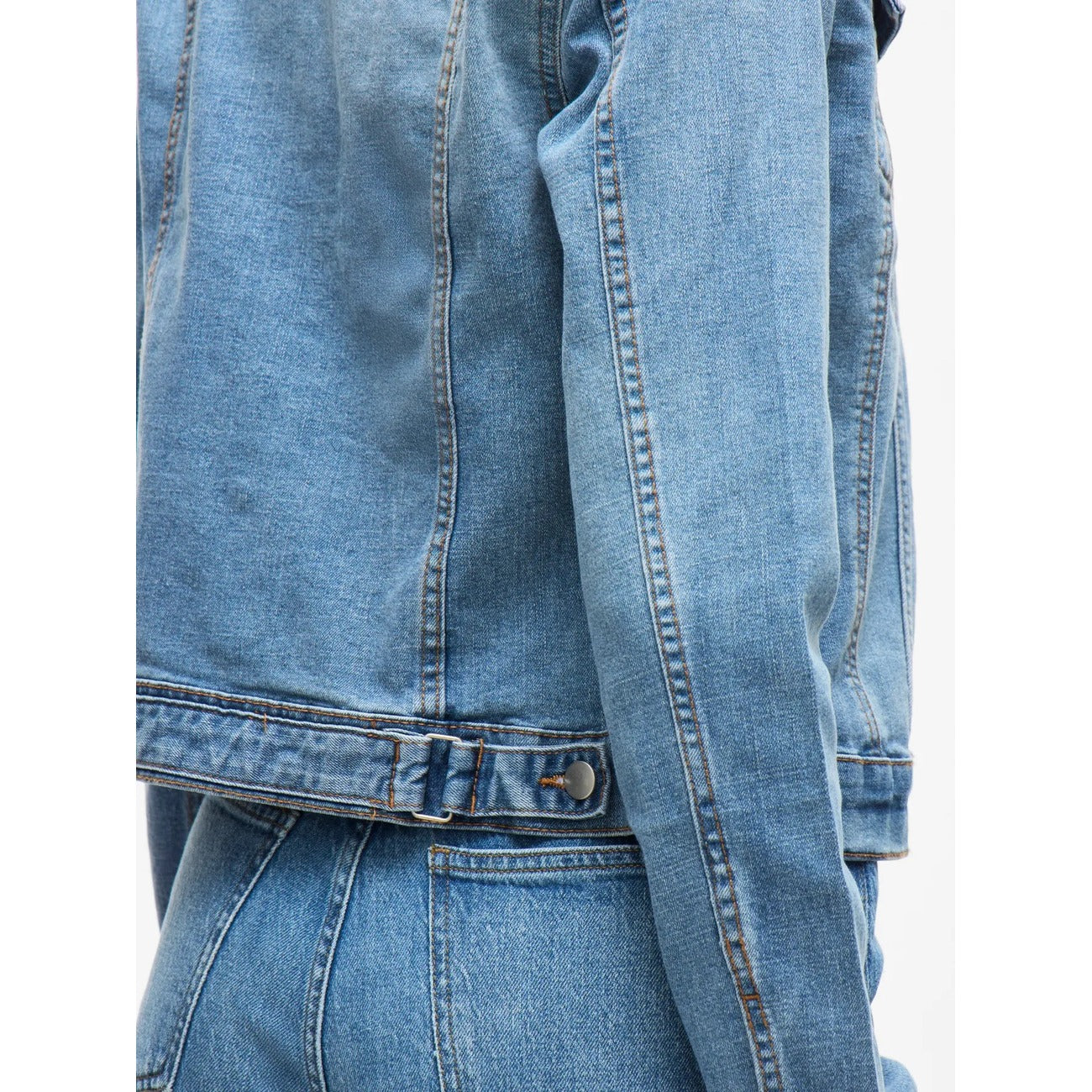 Giacca Denim Donna Azzurra Vila Clothes; Tessuto traspirante in cotone organico e poliestere con chiusura a bottoni. Tasche sul petto e anteriori, colletto classico e maniche lunghe, stile casual primavera-estate. Dettaglio posteriore 