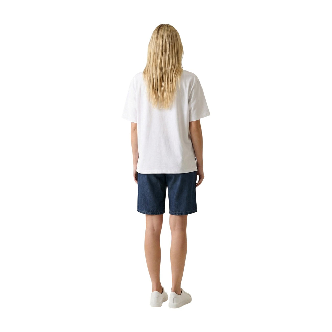 T-shirt Only Bianca con Stampa; 100% Cotone. Taglio rilassato, maniche corte, scollo tondo. Design grafico frontale, ideale per outfit casual e di tendenza 4 stagioni. Vista posteriore 