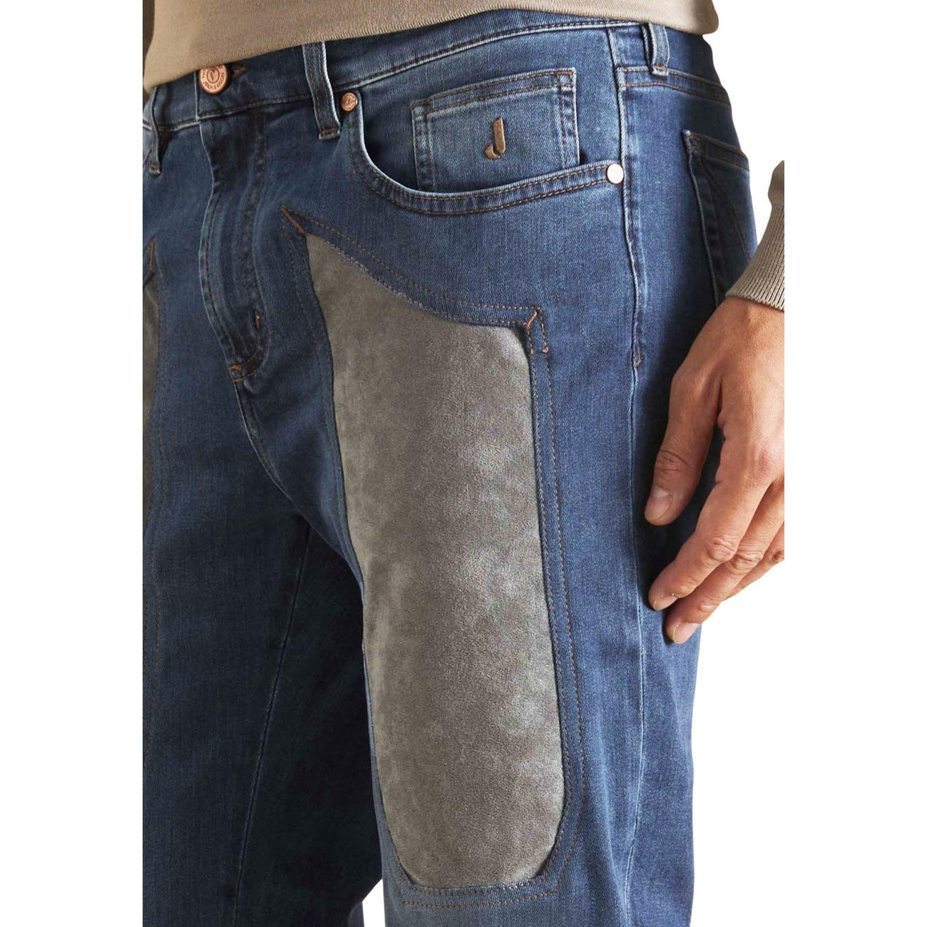 Jeans slim uomo Jeckerson JOHN; 5 tasche con toppe frontali, cotone elasticizzato, dettagli metallici logati. Il classico Jeckerson per ogni occasione. Dettaglio toppa