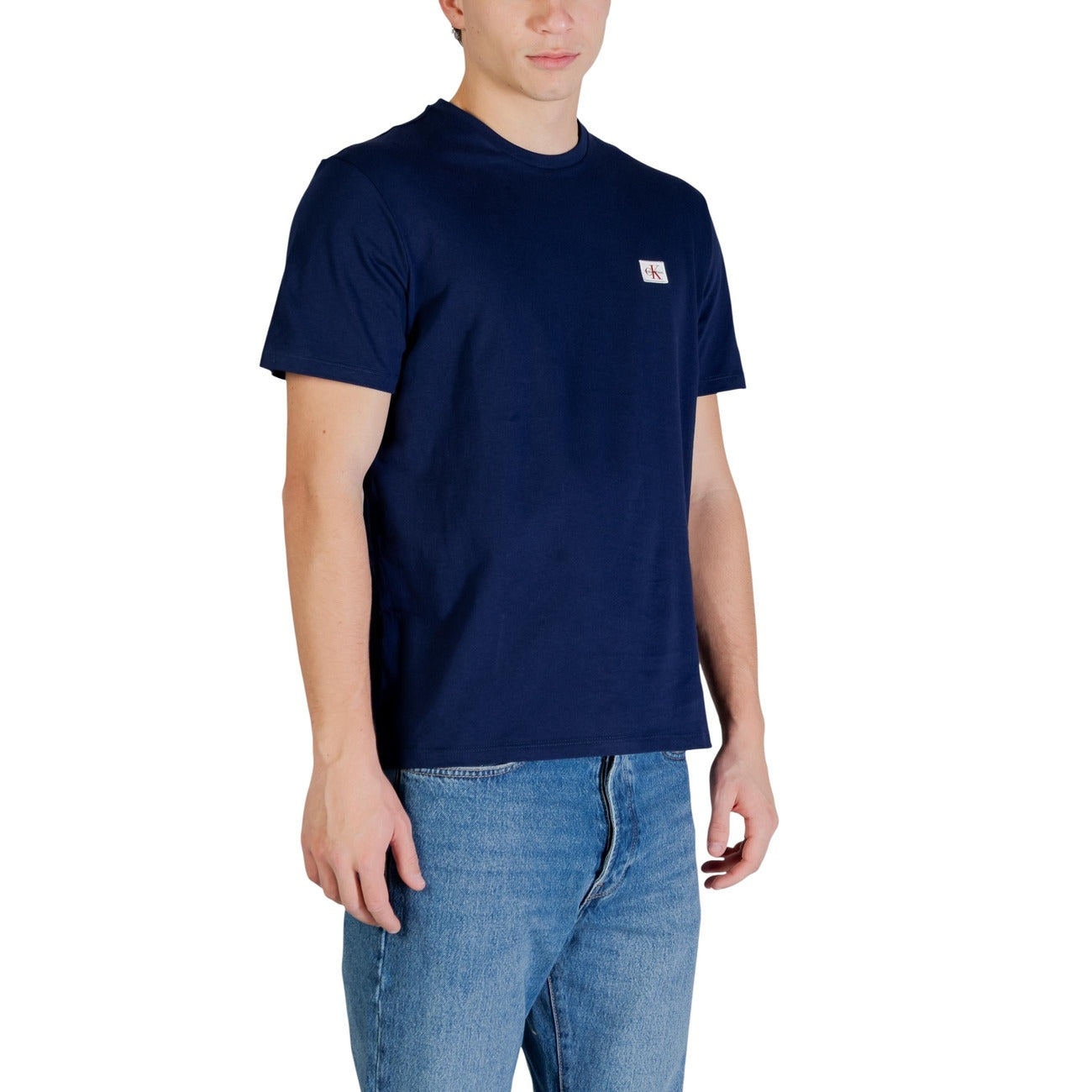 T-shirt CK Jeans SS Badge; 100% Cotone. Regular fit, patch logo sul petto, maniche corte. Comfort superiore e stile minimalista per il tempo libero. Colore blu navy. Vista frontale Laterale 