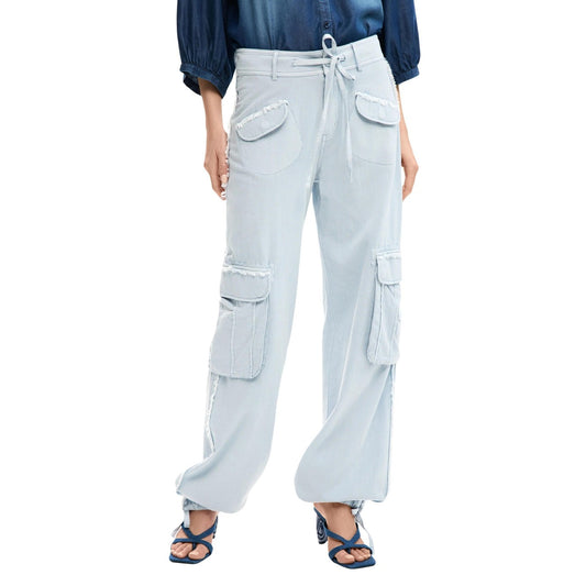 Cargo Pants SS26; fit utility, tasche laterali maxi, vita e fondo regolabili con coulisse, finiture sfrangiate. Il pantalone cargo versatile, tecnico e stiloso. Colore azzurro 