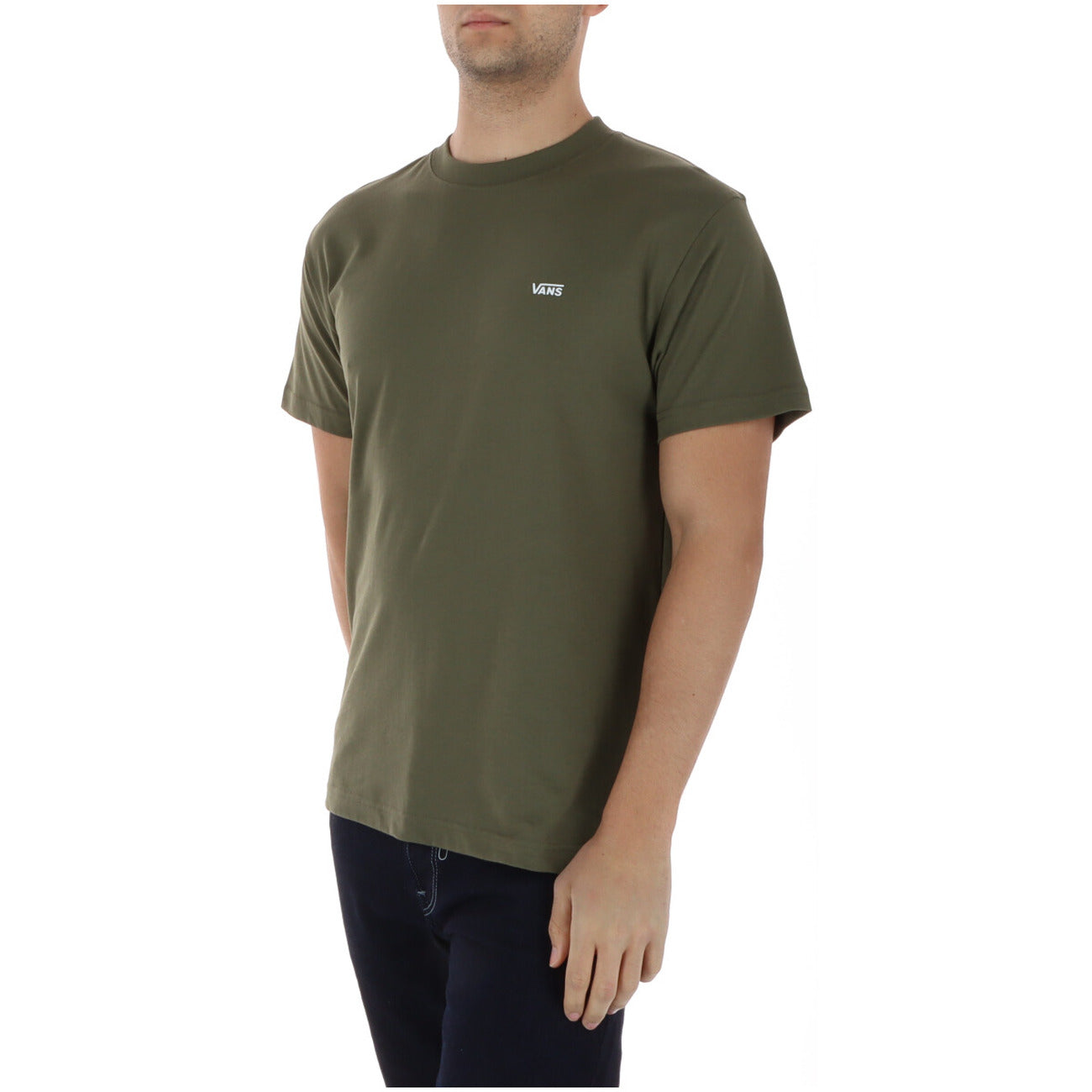 Vans Left Chest Tee; regular fit, taglio lungo, 100% cotone. La t-shirt bianca iconica ed essenziale per lo stile quotidiano. Colore verde. Vista frontale Laterale 