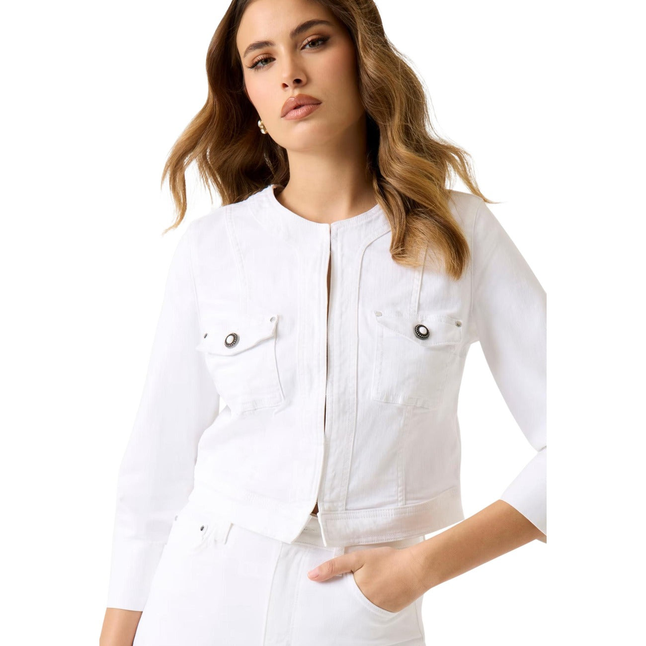 Giubbotto Crop Guess Rosalia; Bianco. 98% Cotone, 2% Elastam. Maniche 3/4, tasche con bottoni logati, chiusura zip. Elegante, leggero e versatile per la primavera 2026. Frontale 