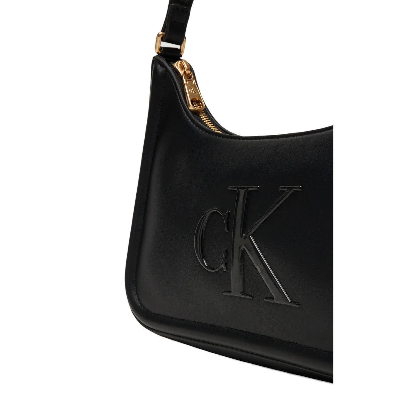 Calvin Klein Raised CK Shoulder Bag; mini borsa nera con logo monogramma 3D, chiusura a cerniera e manico fisso. Accessorio moderno e sofisticato firmato CK. Vista frontale logo 