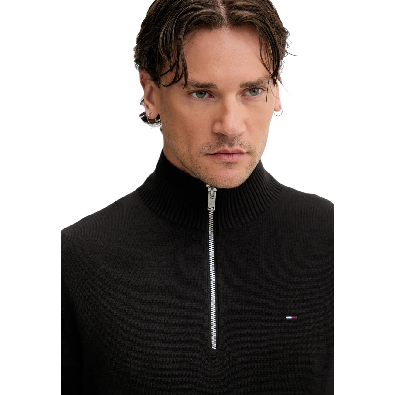 Maglia Mezza Zip Nera Uomo Tommy Hilfiger Jeans; 100% cotone organico ecosostenibile. Collo alto regolabile con cerniera, maniche lunghe e polsini a costine. Piccolo logo ricamato sul petto, stile casual mezza stagione. Vista dettaglio 