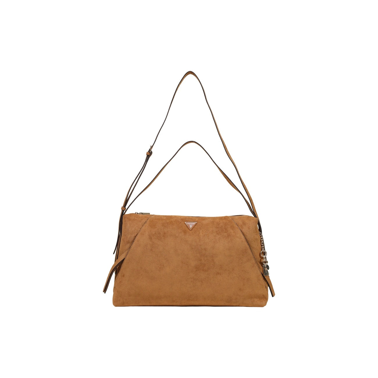 Borsa Tracolla Marrone Guess Coleen; Tessuto 100% poliestere effetto scamosciato. Doppio manico regolabile per porto a spalla o a mano, ampio scomparto con zip. Logo a triangolo e charm metallico, stile casual-luxury 4 stagioni. Vista frontale 