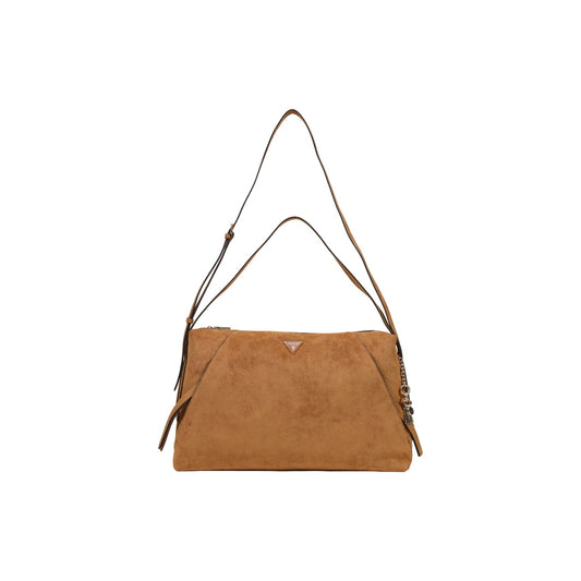 Borsa Tracolla Marrone Guess Coleen; Tessuto 100% poliestere effetto scamosciato. Doppio manico regolabile per porto a spalla o a mano, ampio scomparto con zip. Logo a triangolo e charm metallico, stile casual-luxury 4 stagioni. Vista frontale 