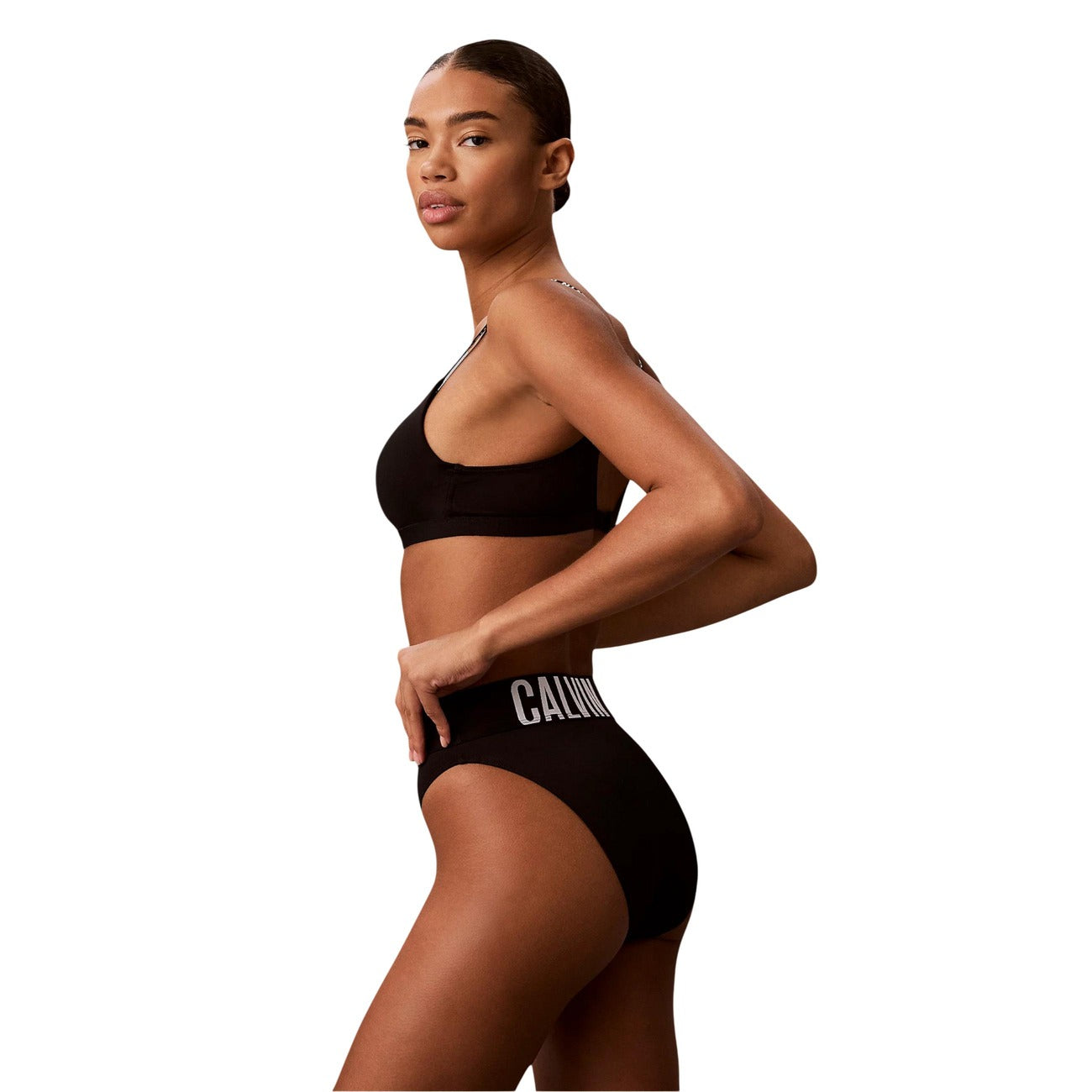 Reggiseno Bralette Donna Nero Calvin Klein; Modello leggermente imbottito senza ferretto in cento per cento poliestere. Spalline e banda sotto-seno elasticizzate con logo, stile casual-luxury 4 stagioni. Laterale 