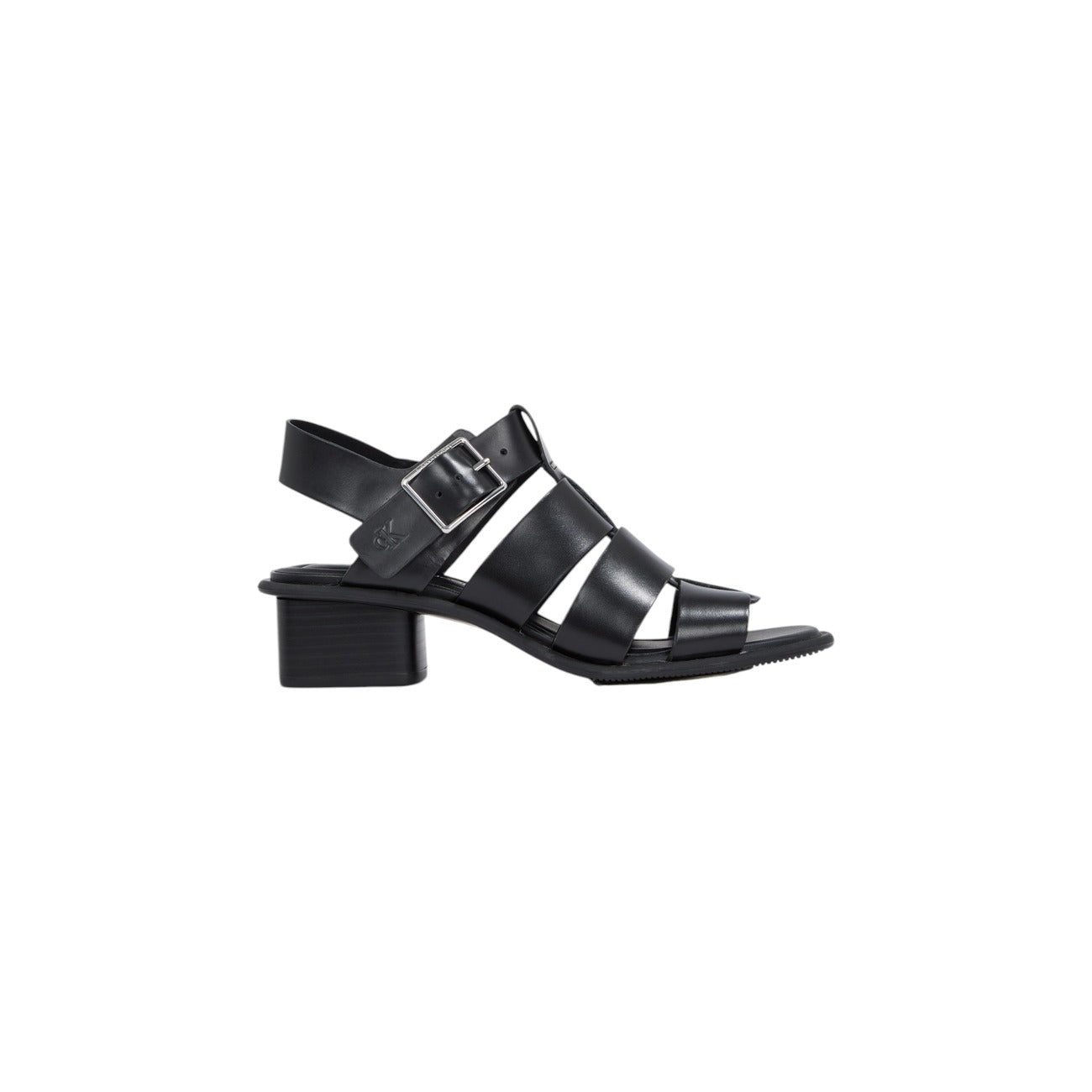 Sandali Calvin Klein Kitten Heel stile pescatore, ecopelle con soletta in gommapiuma naturale e cinturino alla caviglia; tacco 3,8 cm, punta quadrata e dettagli monogramma CK. Vista laterale 