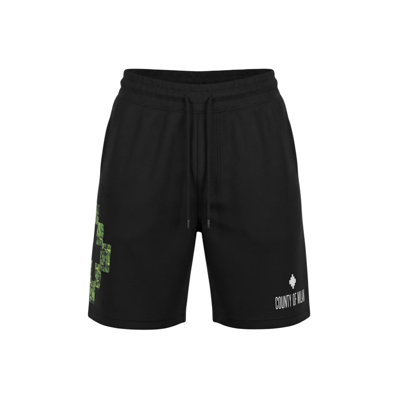 Bermuda County of Milan S6CMMABE072; 100% cotone, grafica geometrica verde, logo a contrasto. Vita con coulisse, tasche laterali, vestibilità morbida. Shorts sportivi di lusso, design audace. Vista frontale stesa 