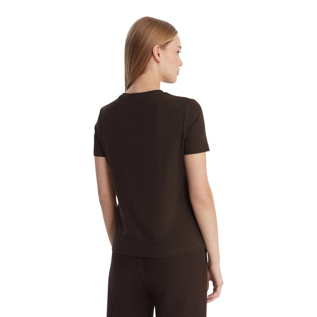 T-shirt Guess Active donna marrone scuro modello V6RI07 J1314. Maglietta a maniche corte da donna in cotone stretch con scollo tondo e mini logo Guess sul davanti, t-shirt sportiva leggera e casual per il tempo libero e il fitness della collezione primavera estate.