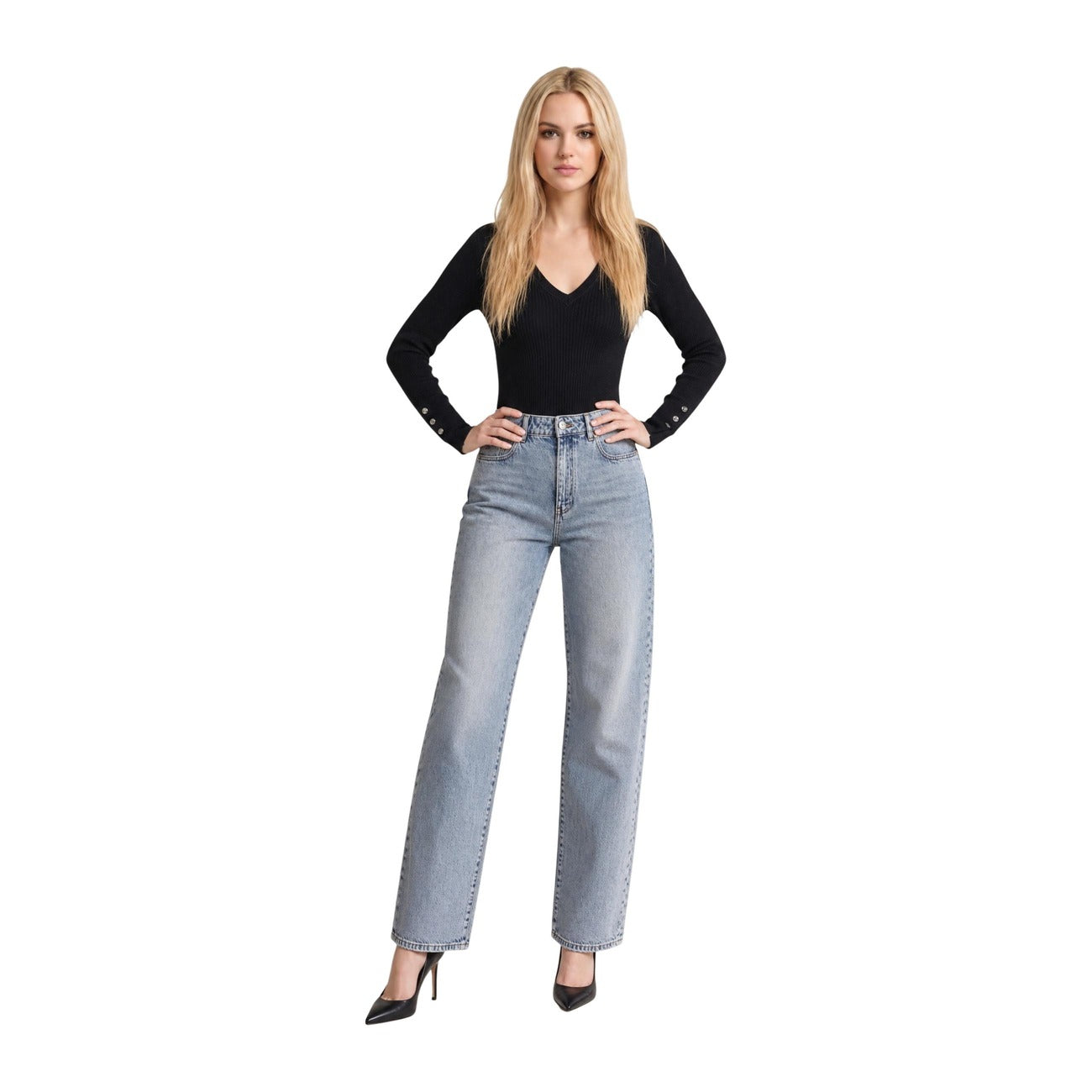 Maglia Coste Nera Donna Guess Ellie Sweater; Tessuto 71% viscosa e 29% poliammide a maniche lunghe con profondo scollo a V. Bottoni metallici ai polsini, stile casual-chic da mezza stagione. Figura intera frontale 