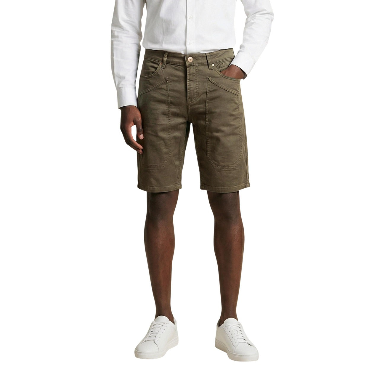 Bermuda Jeckerson Jayden Slim; 98% Cotone, 2% Elastam. Modello 5 tasche con toppe iconiche, tessuto stretch leggero. Short uomo raffinati e confortevoli, Made in Italy. Colore verde. Vista frontale 