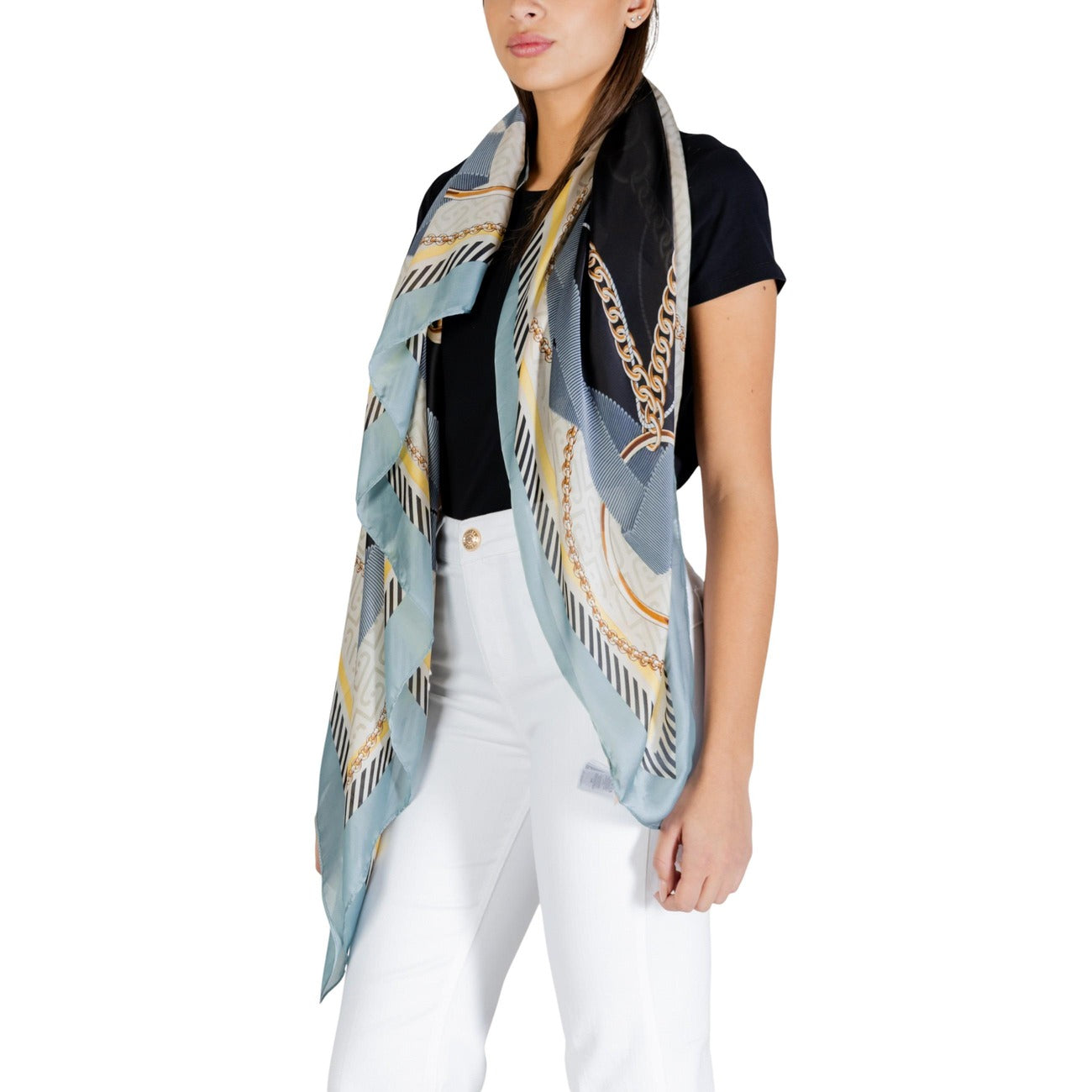 Foulard Liu Jo 120x120; Poliestere Riciclato. Stampa nastri e catene, leggero e versatile. Accessorio donna ecosostenibile ed elegante, perfetto per molteplici styling. Indossato da modella vista frontale laterale 