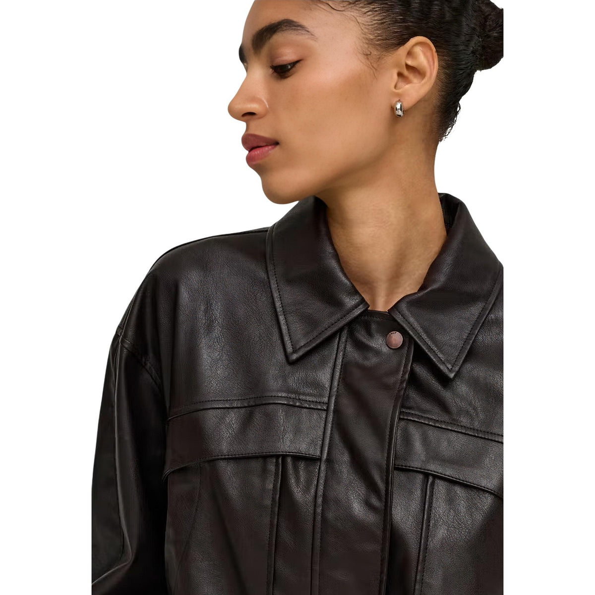 Giambetto marrone donna ecopelle Only 15373701. Giacca biker da donna in finta pelle 100% poliestere con maniche lunghe, cerniera frontale, bottoni e fondo elasticizzato.