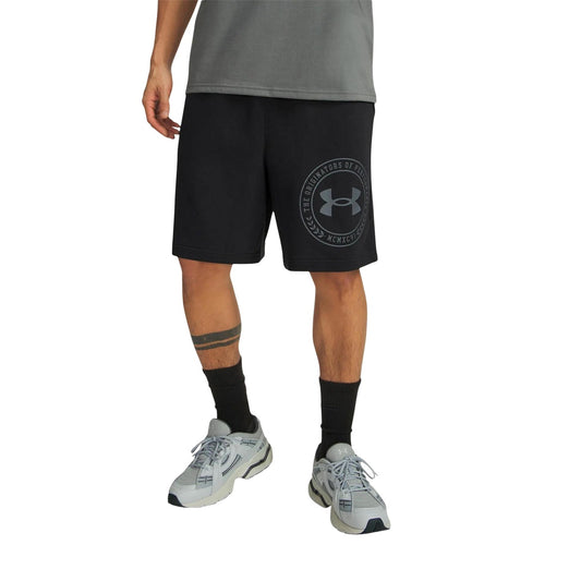 Bermuda Uomo Neri Under Armour Sportivi; Pantaloncino in spugna leggera misto cotone con stampa logo laterale. Vita elastica, tasche laterali e tasca posteriore, stile activewear e tempo libero. Frontale 