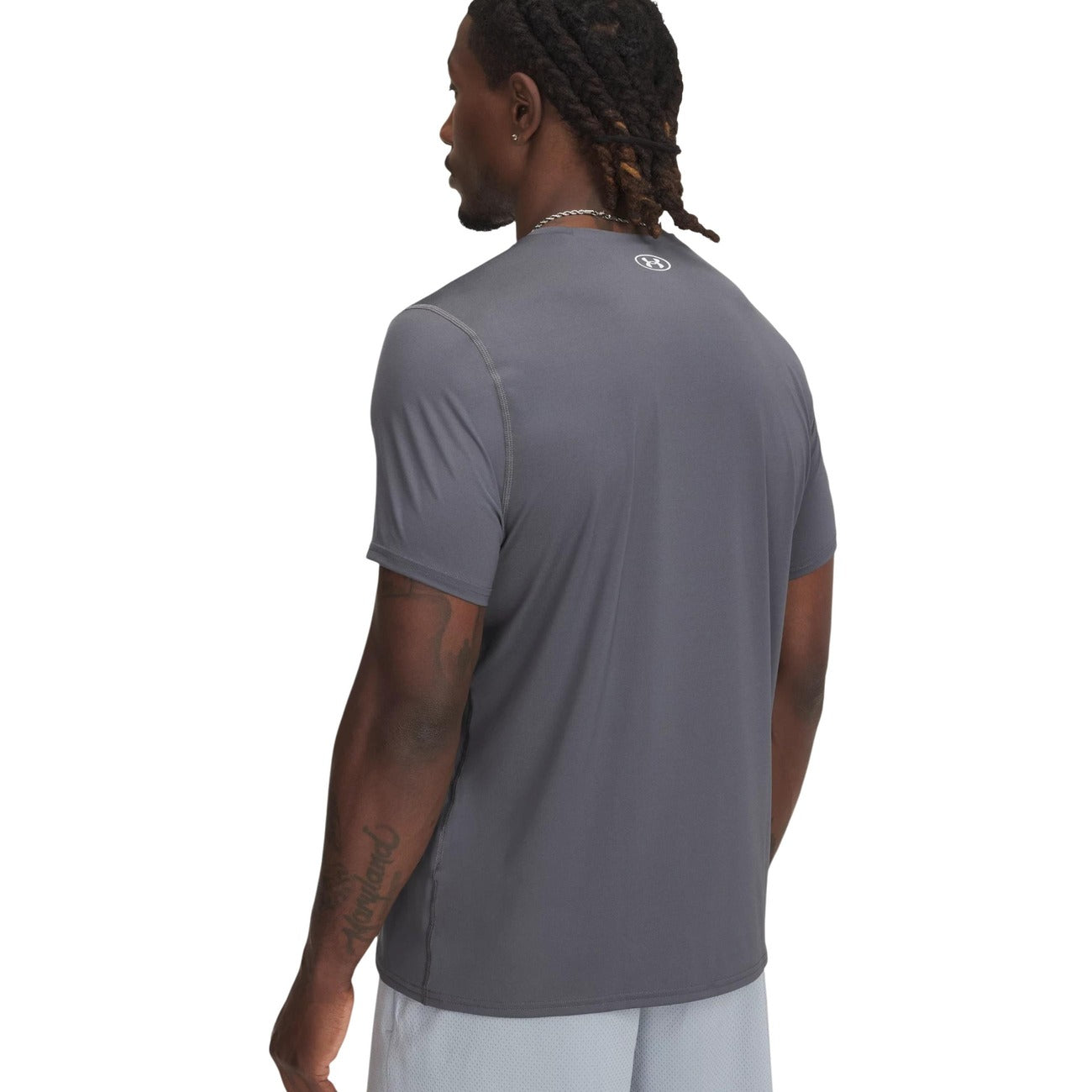 Under Armour Maglia HeatGear® Fitted; t-shirt tecnica traspirante ad asciugatura rapida, ideale per allenamenti intensi, corsa e palestra grazie alla struttura flessibile e leggera. Vista posteriore indossata 