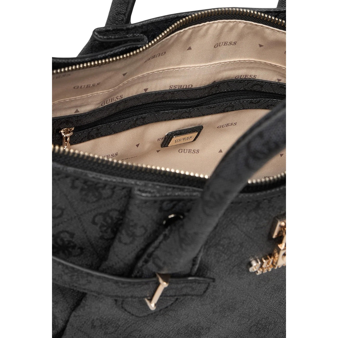 Borsa Guess Yesba Girlfriend Satchel Grigia; 100% Poliuretano. Stampa logo 4G, dettagli gold, multitasche. Borsa a mano e tracolla donna dallo stile raffinato.