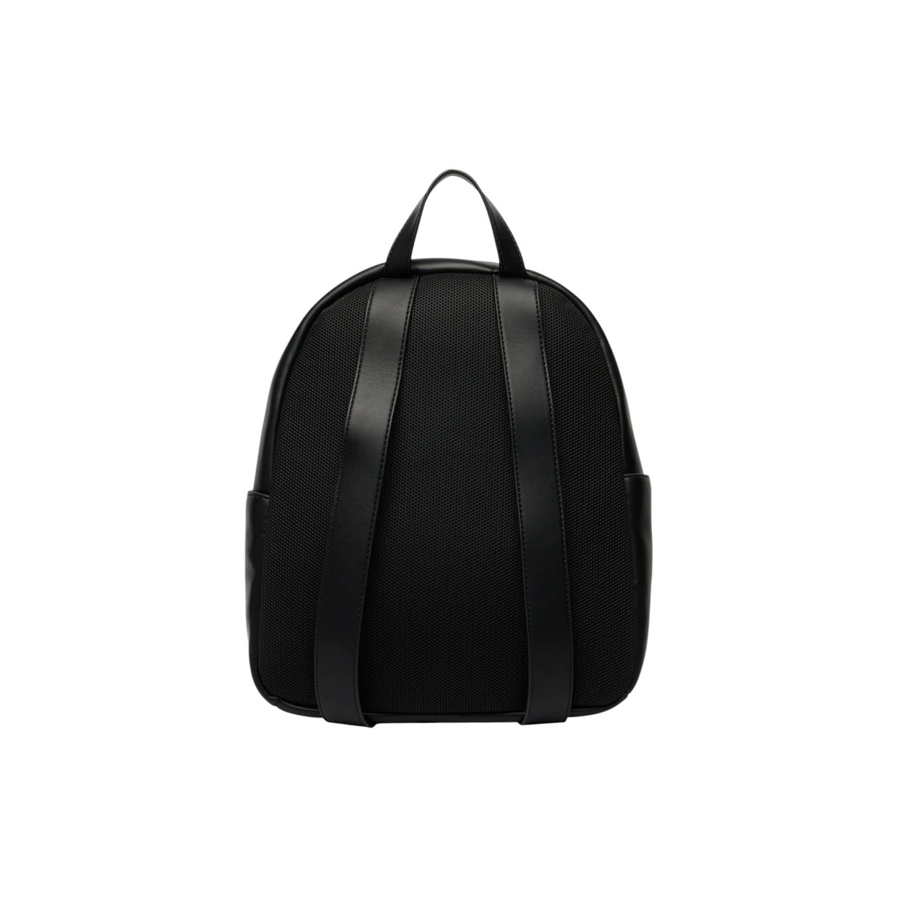 Zaino Donna Calvin Klein Bold CK; Nero. 100% Poliuretano liscio, chiusura con zip, spallacci regolabili e schienale traforato. Tasche interne e maxi logo frontale. Silhouette quadrata e capiente (35x35 cm), stile contemporaneo. Posteriore 