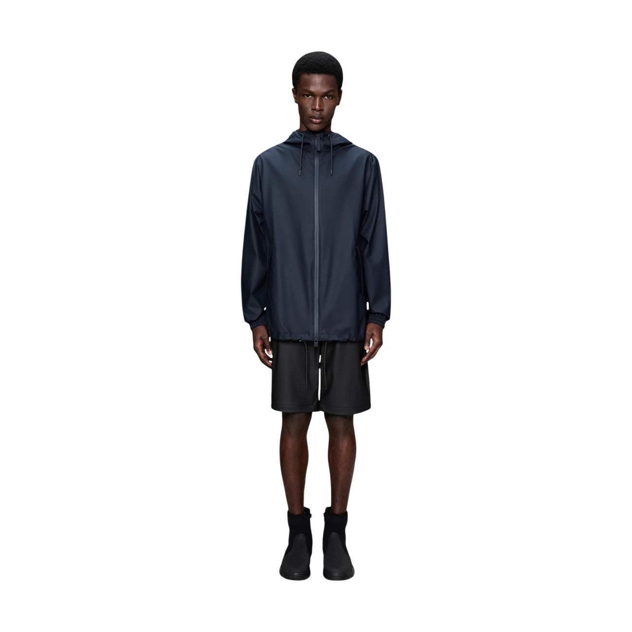 Impermeabile Rains Storm Breaker blu marina uomo W3. Capospalla antipioggia sportivo in tessuto leggero PU con cerniera zip impermeabile a 2 vie, cappuccio con coulisse, aperture di ventilazione e cuciture termosaldate, abbigliamento autunno inverno.