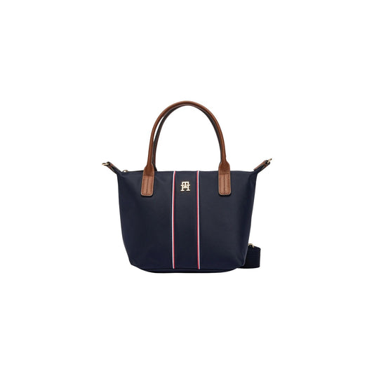 Mini Tote Tommy Hilfiger Blu; Nylon riciclato e Pelle. Chiusura con zip, manici rigidi e tracolla removibile. Dettaglio logo metallico e bande Corporate. Dimensioni 20x11x11 cm. Design iconico e sostenibile. Vista frontale 