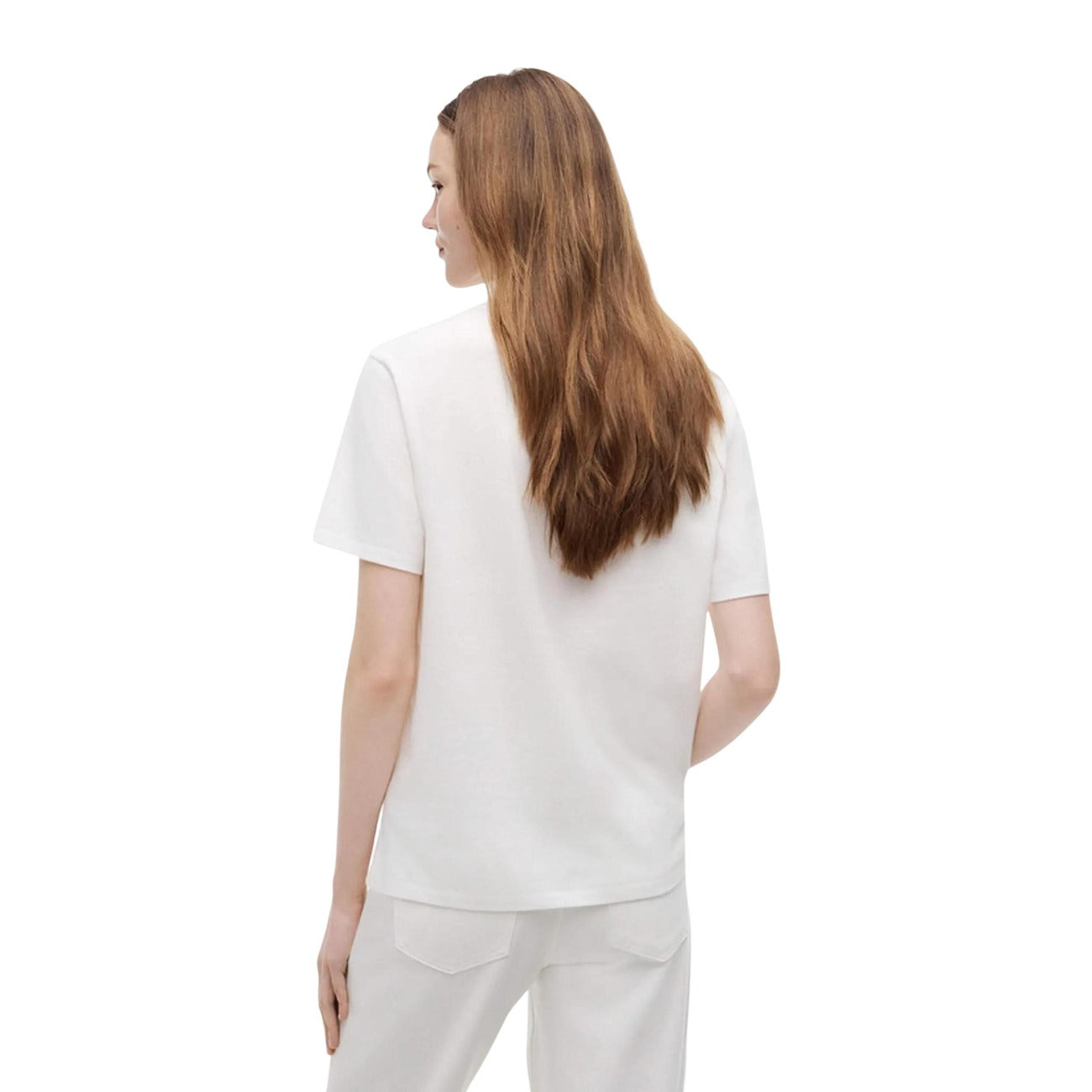 T-shirt Tommy Jeans donna bianca modello DW0DW22812. Maglietta a maniche corte casual in cotone biologico e sostenibile con logo ricamato a rilievo sul davanti e scollo tondo, stile streetwear urban minimale per la primavera estate.