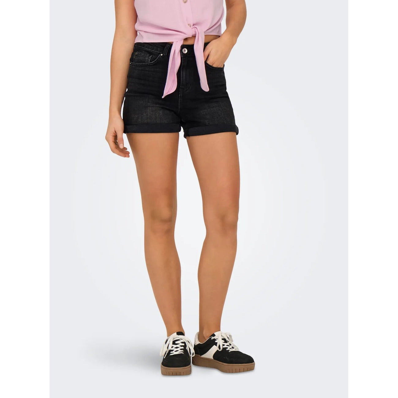 Bermuda Jeans Donna Nero Lavato Only; Pantaloncino lungo regular fit in cotone denim stretch con orlo risvoltato e passanti per cintura. Modello cinque tasche, stile casual e grintoso per la primavera e l'estate. Frontale 