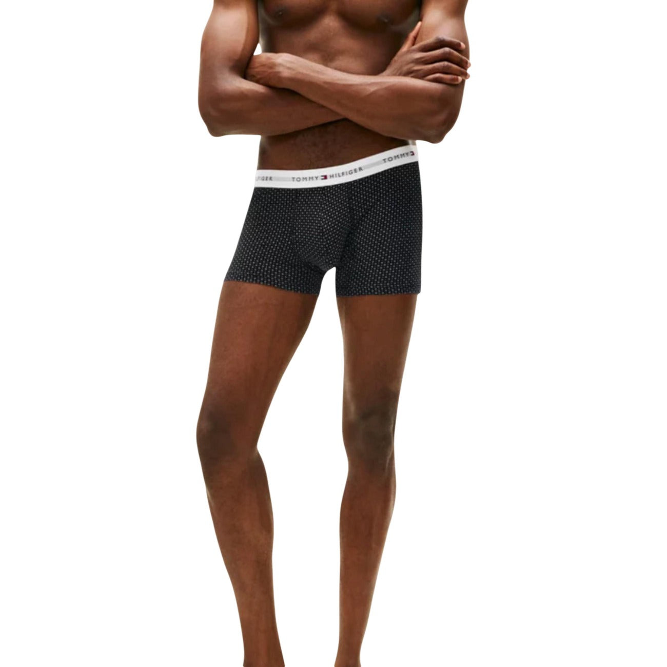 Pack 3 Boxer Trunk Tommy Hilfiger; Nero + Stampa Geometrica. 95% Cotone Rigenerato, fascia elastica con logo tricolore, vestibilità aderente. Traspiranti, sostenibili e dal design moderno. Dettaglio fantasia 