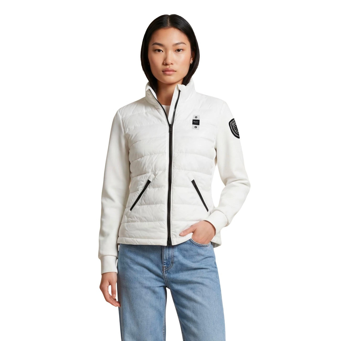 Piumino bianco leggero Blauer Haskel, chiusura con zip e tasche zippate, colletto alto antivento e dettagli iconici del brand; vestibilità ergonomica e tessuto resistente. Vista frontale 