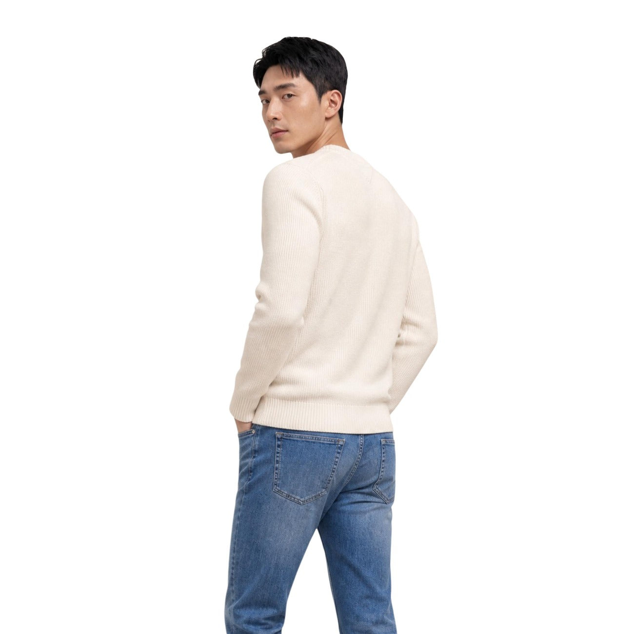 Maglione Tommy Jeans uomo bianco DM0DM20923. Pullover a girocollo in cotone sostenibile con lavorazione a maglia spessa, maniche lunghe, bordi a costine e logo classico applicato sul petto.