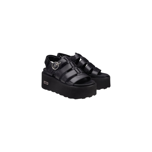 Cult Nancy 4488; Sandalo Platform Nero. 100% Pelle, tacco 7 cm. Fibbia rotonda decorativa, suola scanalata ammortizzata, interno in pelle. Stile urban-rock premium. Frontale laterale 
