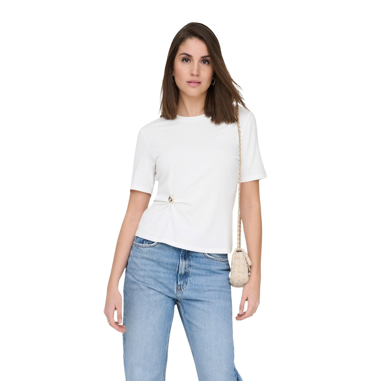 T-shirt bianca casual Only Onlelena con dettaglio metallico laterale, realizzata in poliestere riciclato e viscosa.