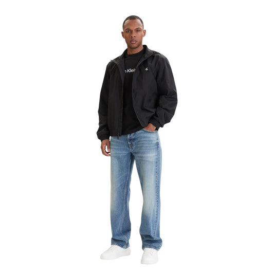 Jeans Uomo Blu Calvin Klein Jeans; Taglio Regular/Loose. 100% cotone effetto denim, gamba dritta, vita regular e chiusura con zip. Design 5 tasche con patch logo sul retro, stile casual quattro stagioni. Figura intera frontale 