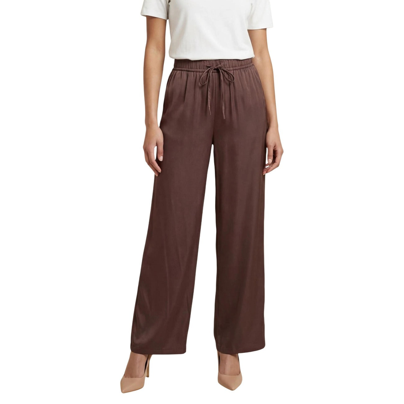 Pantaloni marrone Only Onlzora Mika, vestibilità ampia con coulisse in vita e taglio dritto; tessuto leggero e sostenibile, stile casual-chic perfetto per ogni silhouette. Vista frontale