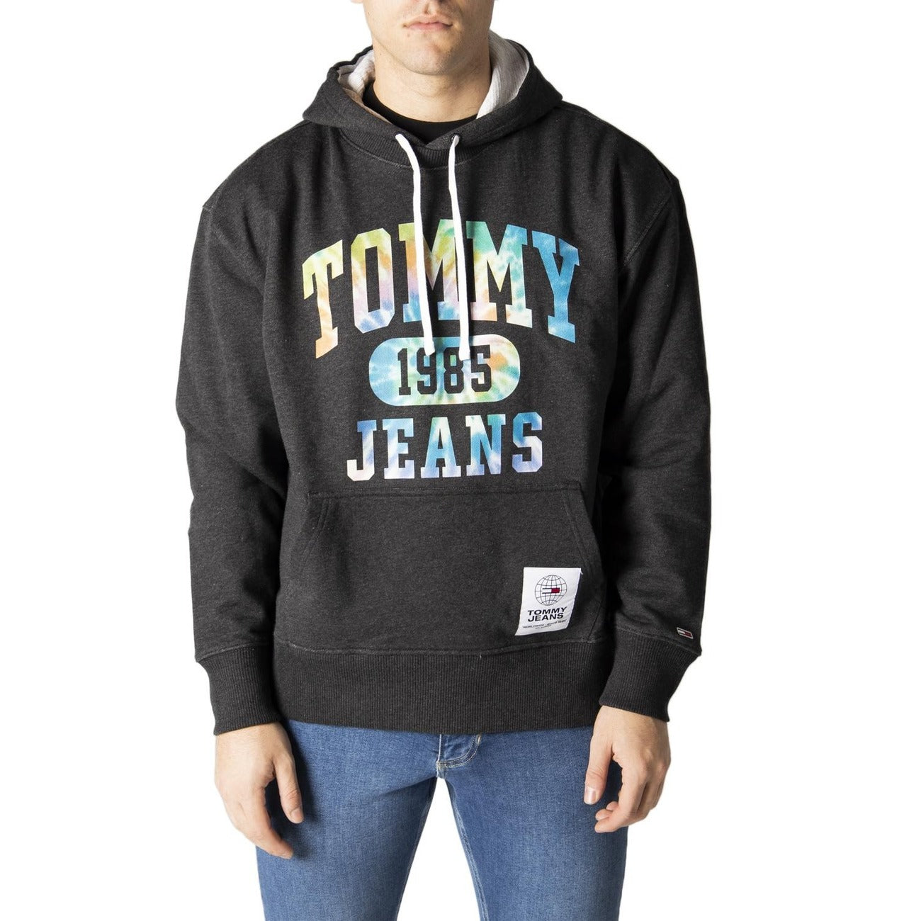 Felpa Tommy Jeans. Modello College. Colore nero erica. Cappuccio con lacci regolabili. Patch di marca. Logo stampato tie-dye. Estremità a coste. Regular fit Vista frontale 