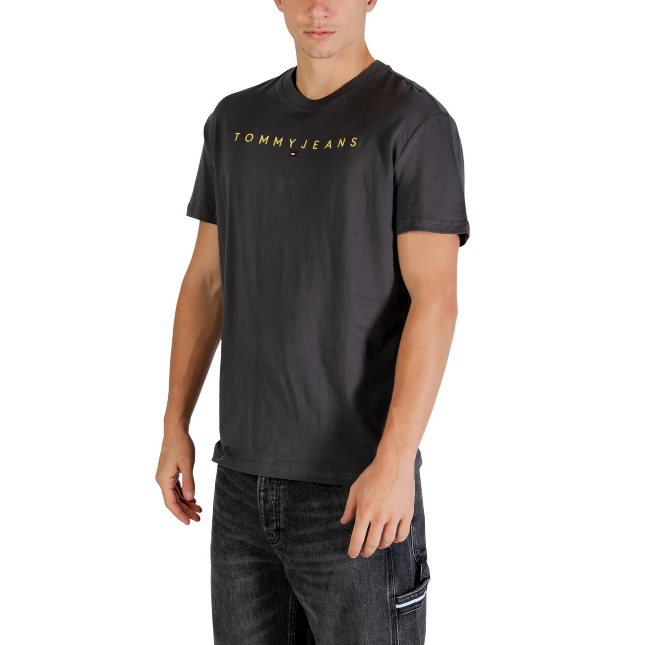 T-shirt Tommy Jeans Linear Logo; 100% Cotone Rigenerato. Regular fit, girocollo, stampa frontale. Maglia uomo eco-friendly, fresca e resistente per outfit quotidiani. Colore grigio scuro