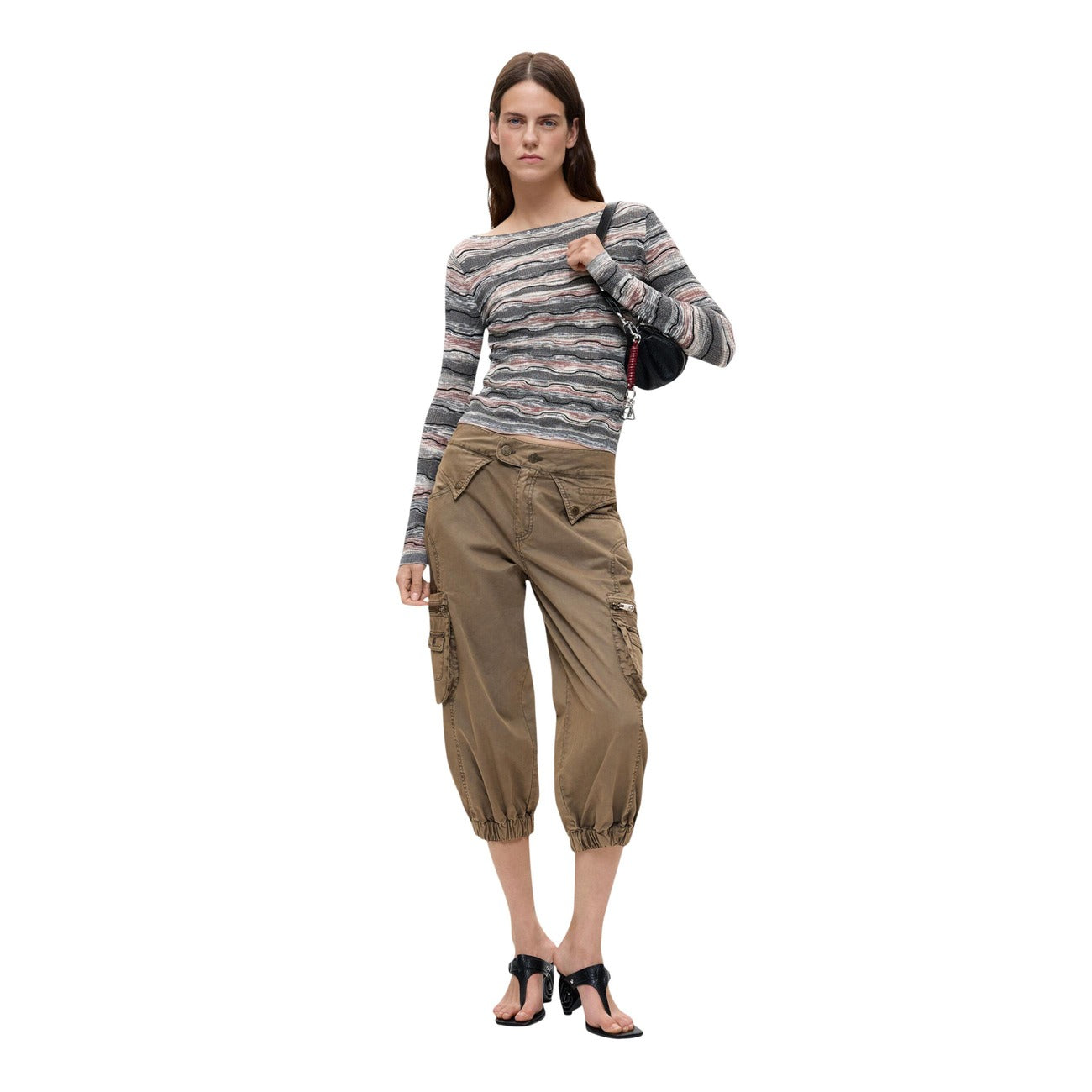 Maglione Desigual donna grigio a righe modello JERS_BURT. Maglia fine da donna a righe orizzontali nere e beige con scollo a barca stile casual urban chic quotidiano. Frontale intera 