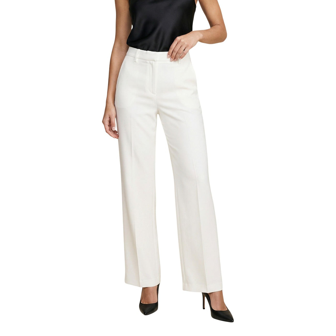Pantaloni I AM Wide Leg; 88% Poliestere, 12% Elastan. Bianco Ottico, piega centrale, Regular Fit. Pantaloni donna eleganti e fluidi, Made in Italy. Vista frontale 