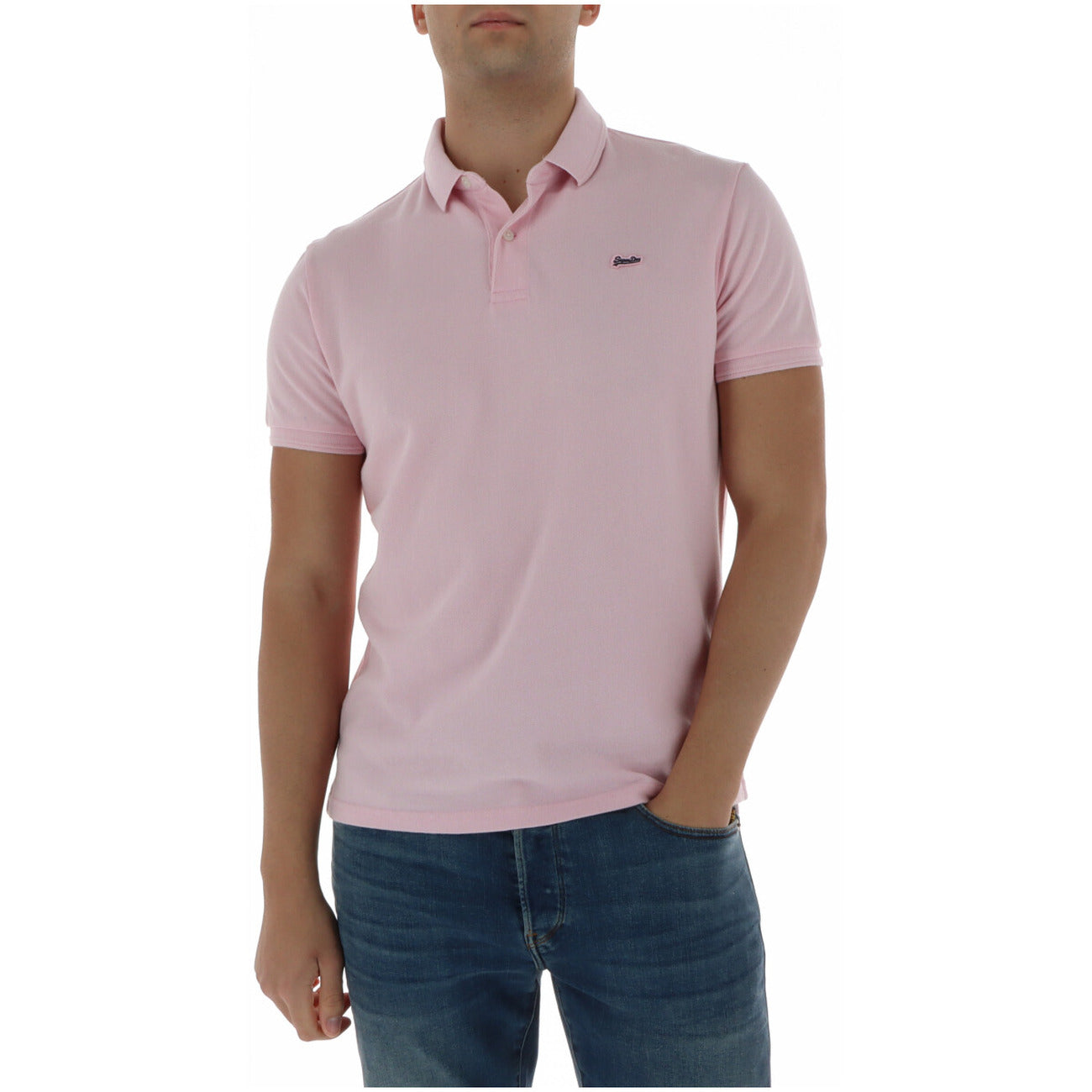 Polo rosa Superdry Piqué; 100% cotone, vestibilità comoda, logo ricamato. Il capo essenziale per un outfit estivo curato e versatile. Vista frontale 