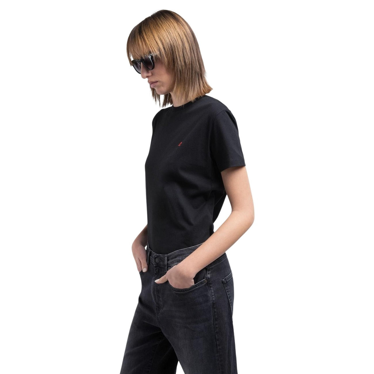 Replay W3566B.000.2660, t-shirt nera regular da donna in cotone; maglia a maniche corte con ricamo iconico, stile essenziale e versatile per ogni stagione. Vista frontale Laterale
