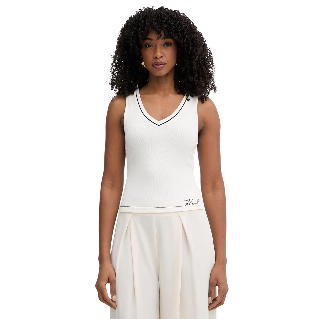 Canotta Loungewear Signature; 93% Viscosa, 7% Elastan. Scollo a V, profili in contrasto, tessuto fluido. Maglia intima/relax donna morbida e traspirante per la PE26. Vista frontale 