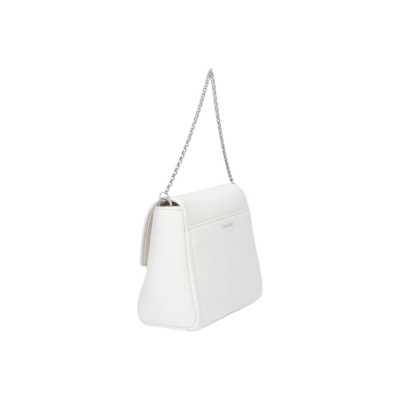 Calvin Klein Emblem Crossbody; 100% Poliuretano. Bianco effetto martellato, tracolla a catena, logo metallico. Borsa piccola elegante 14x5x5 cm, chiusura con zip. Vista laterale 