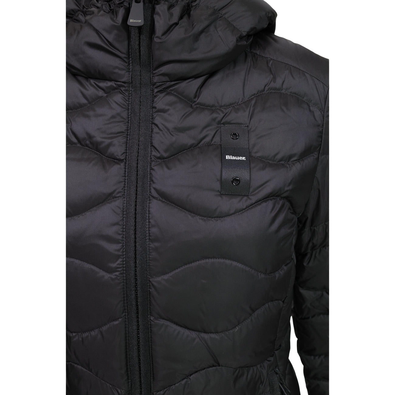 Piumino donna Blauer nero Camelia 26WBLDC03033. Giubbotto corto da donna bianco trapuntato a onde con profili neri a contrasto, cappuccio fisso, chiusura zip e logo Blauer su petto e manica, giacca invernale casual e urbana.