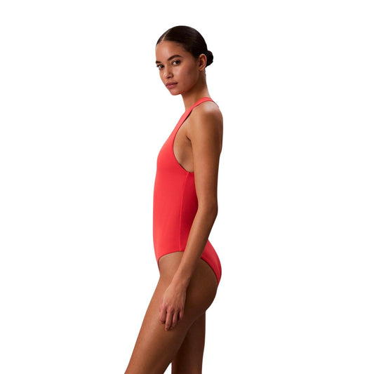 Costume Intero CK Intense Power; High-Neck. Spalline logate incrociate dietro, tessuto Lycra XTRA LIFE®. Coppe preformate, imbottitura removibile, asciugatura rapida. Resistente e durevole. colore arancione vista laterale 