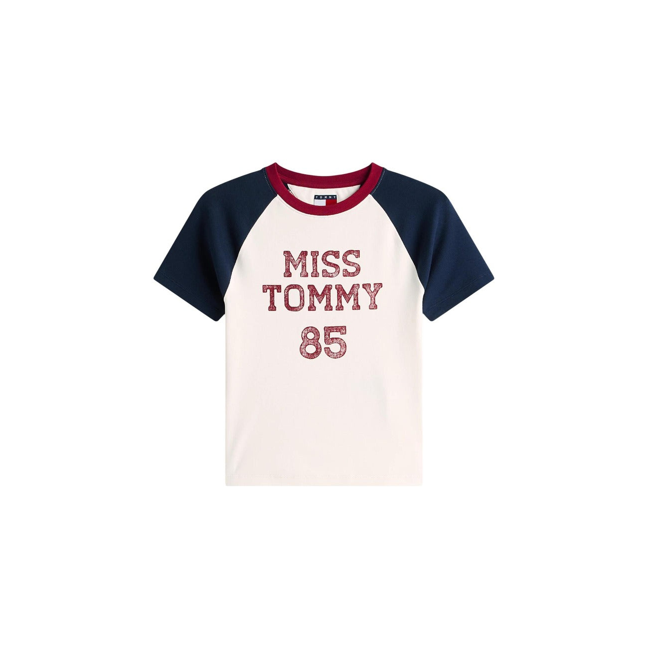 T-shirt raglan Tommy Jeans; slim fit, 98% cotone e 2% elastan. Logo sbiadito, stile college color block, bandierina ricamata sul retro. Vista frontale stesa 