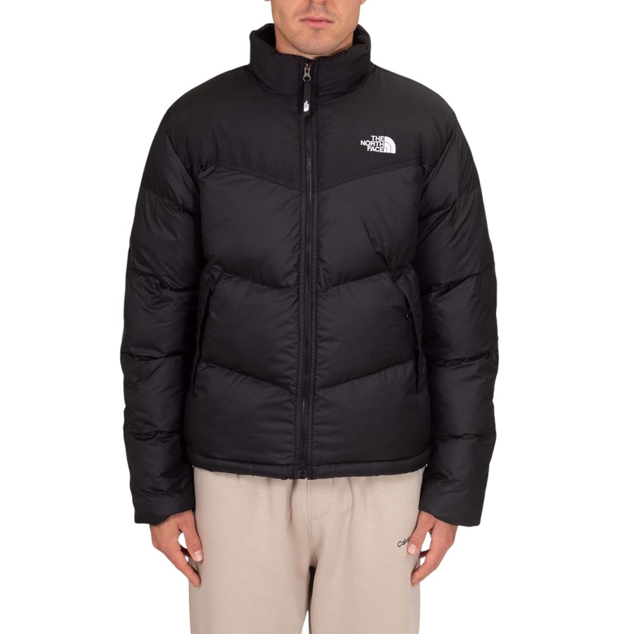 Piumino The North Face Saikuru uomo nero NF0A853IJK3. Giacca imbottita invernale da uomo antivento e isolante in poliestere con colletto alto, zip e logo The North Face bianco ricamato, abbigliamento pesante uomo.