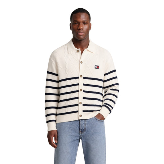 Cardigan Uomo Tommy Hilfiger Jeans; Bianco. 100% cotone rigenerato a maglia intrecciata con righe a contrasto. Colletto classico, chiusura con bottoni e fit regolare. Stile preppy-casual per la mezza stagione. Vista frontale 