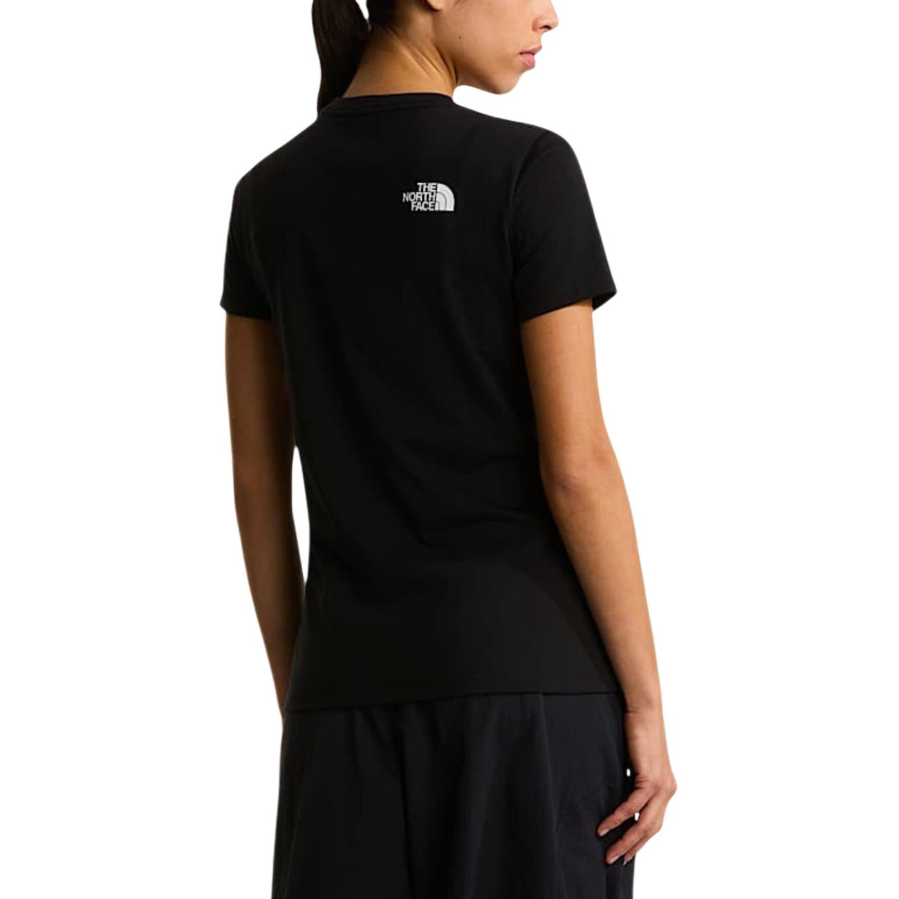 T-shirt The North Face donna nera manica corta - vista posteriore indossata da modello